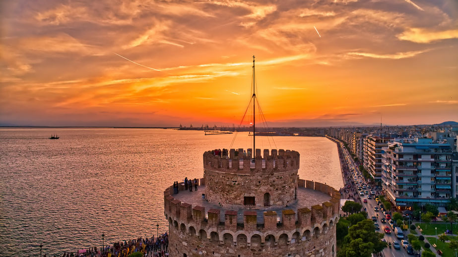 Thessaloniki, the second largest city in Greece, is a dynamic metropolis that combines ancient history with modernity.
Located in the north of the country, this port city is a cultural crossroads where Byzantine, Ottoman and Jewish influences meet.
Thessaloniki is famous for its historical monuments, world-famous museums and its lively atmosphere, which attracts both culture and nightlife lovers.