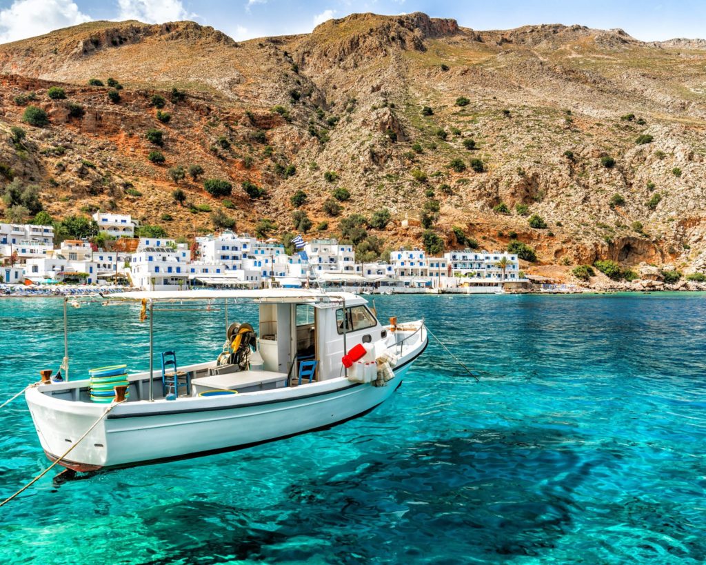 Bateau de pêcheur amarré dans le petit port pittoresque d'une île grecque