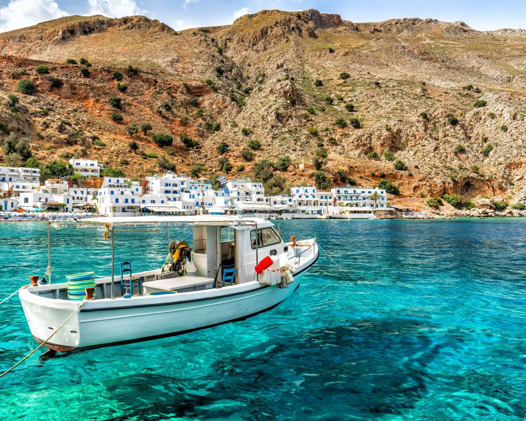 Ψαράδικο σκάφος αγκυροβολημένο στο μικρό γραφικό λιμανάκι ενός ελληνικού νησιού