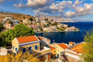 Kastellorizo, aussi appelée Megisti, est une petite île pittoresque du Dodécanèse, située à l'extrémité orientale de la Grèce, près des côtes turques. Malgré sa taille modeste, cette île regorge de charme, avec ses maisons néoclassiques colorées alignées autour du port, ses ruelles pavées et ses eaux cristallines. Kastellorizo, également connue pour son ambiance paisible, est parfaite pour ceux qui recherchent un lieu authentique et hors des sentiers battus. Les visiteurs y viennent pour se détendre, explorer les plages isolées, découvrir son histoire riche et profiter d'une immersion totale dans la culture grecque.