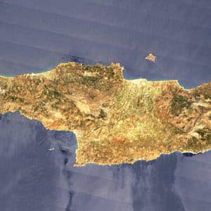 Vue aérienne de l'île de Crète, montrant ses montagnes, ses vallées et son littoral