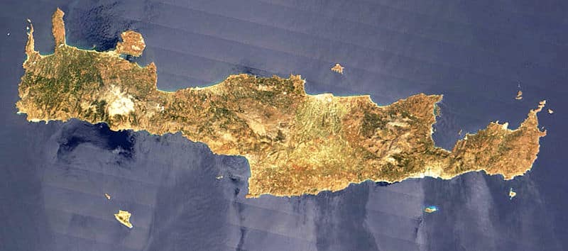 Αεροφωτογραφία του νησιού της Κρήτης, που δείχνει τα βουνά, τις κοιλάδες και τις ακτές του