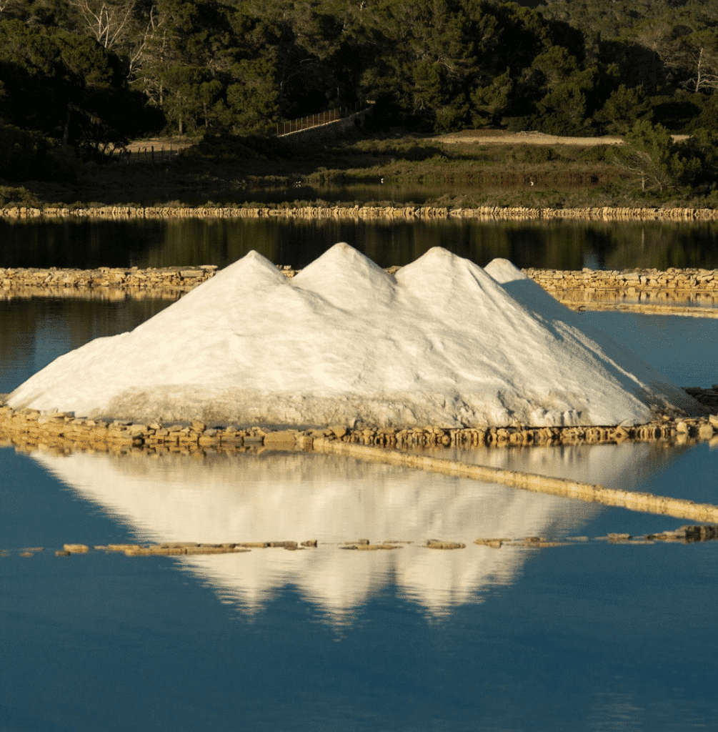 Σωροί ελληνικού αλατιού που συλλέγονται σε παραδοσιακές αλυκές στις ακτές του Αιγαίου Πελάγους