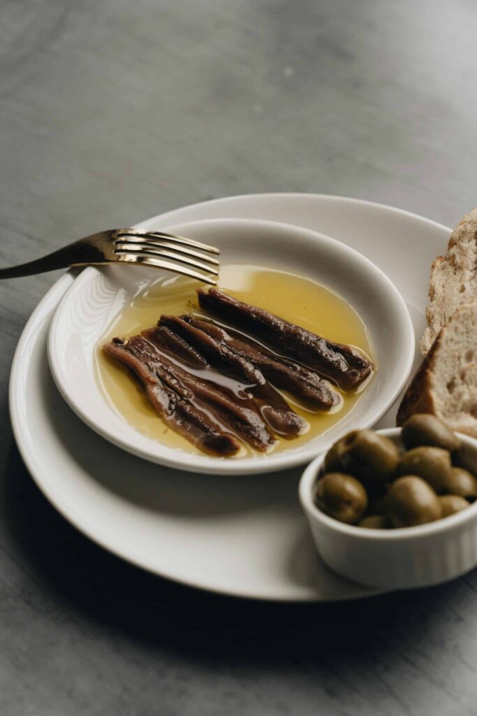 Anchois marinés à l’huile d’olive avec pain et olives grecques.