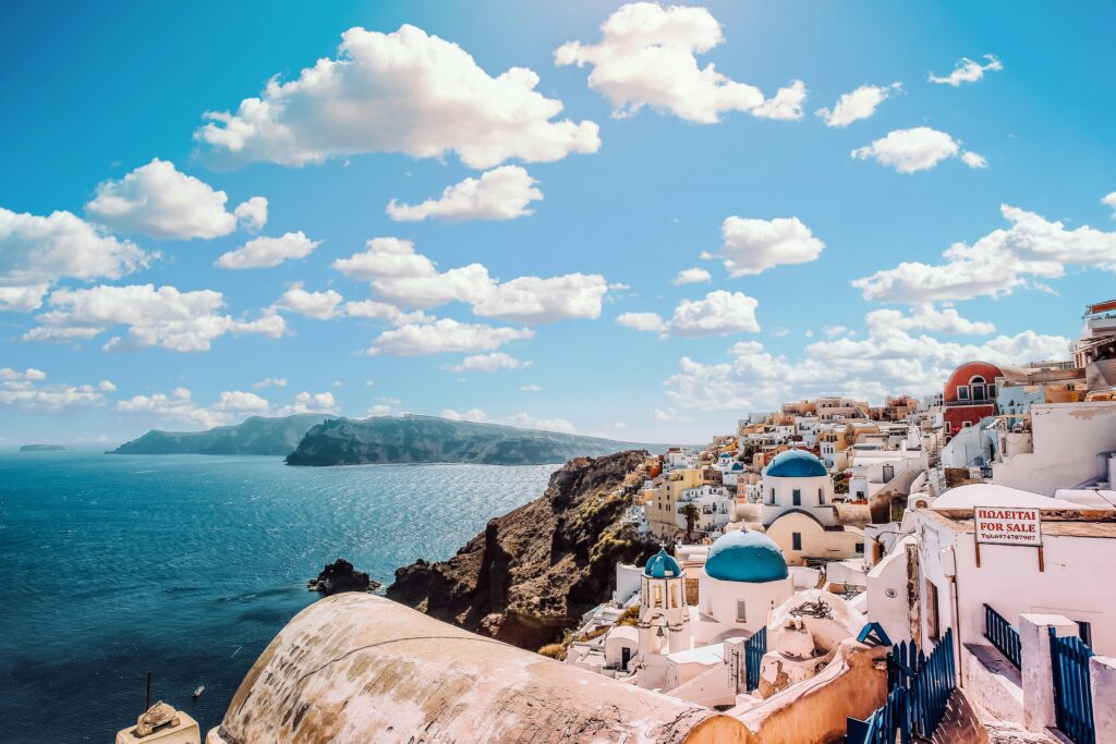 Santorin propose une gamme d’hébergements adaptés à tous les budgets. Pour une expérience luxueuse, les hôtels perchés à flanc de caldeira, tels que "Canaves Oia" ou "Katikies", offrent des vues à couper le souffle sur la mer Égée.