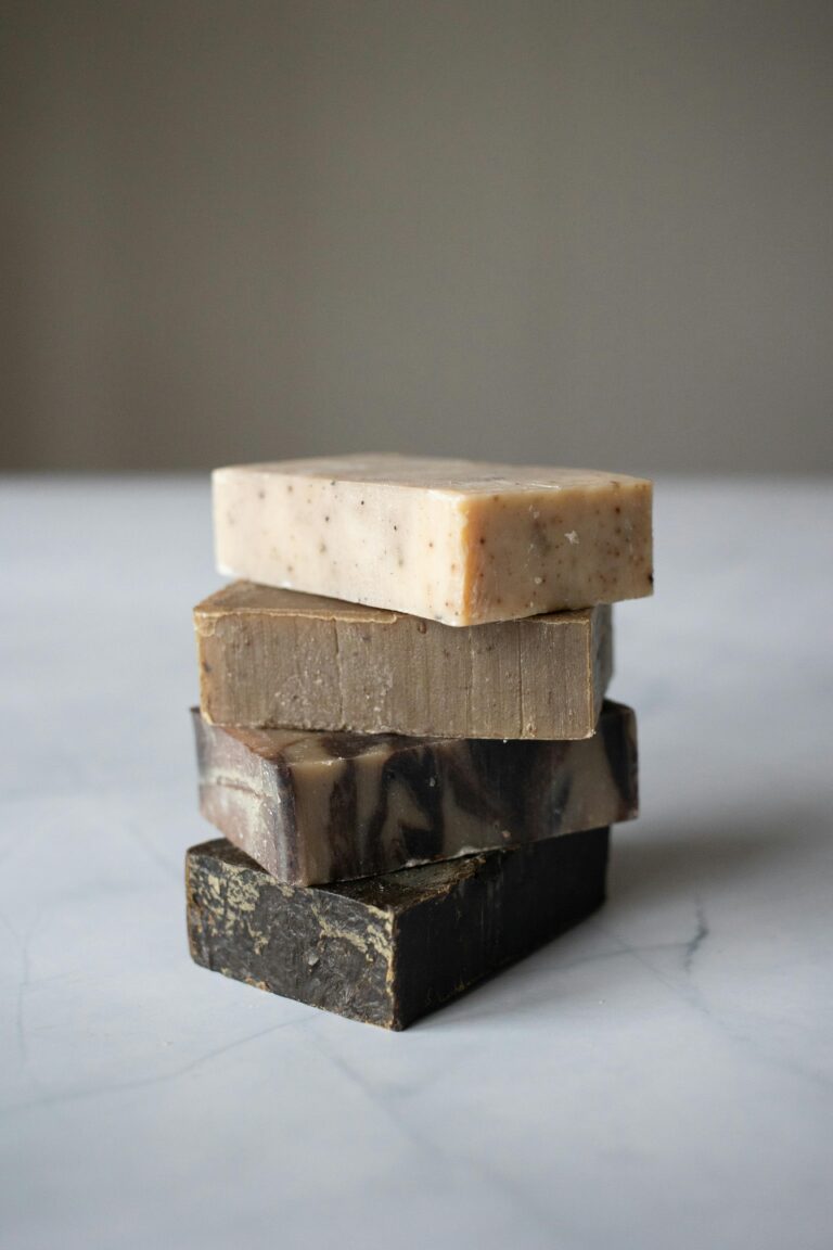 The history of soap in Greece dates back to antiquity.
The ancient Greeks were already using natural oils mixed with ashes to cleanse and care for the skin.
With the spread of the olive tree throughout the Mediterranean, olive oil became the basic ingredient in soap-making.
Cold saponification methods, still used today, began to spread in the 8th century.
Greek islands such as Crete and Corfu have become production centers renowned for the quality of their natural, handcrafted soaps.