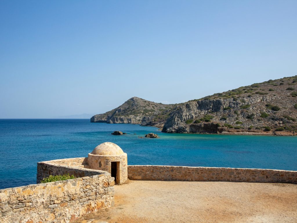 The history of Crete is one of the most fascinating in the Mediterranean.
As the cradle of Minoan civilization, the island was home to one of the oldest centers of European civilization, with archaeological sites such as Knossos and Phaistos.