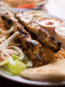 Brochettes de souvlaki grecques grillées avec riz, salade et sauces