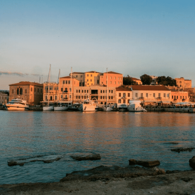 Venezianischer Hafen von Chania auf Kreta bei Sonnenuntergang