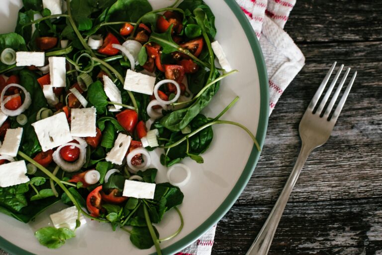 Assiette de salade grecque à la feta