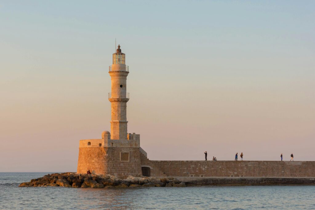 Visiter La Canée au printemps et en automne permet de découvrir la ville sous un climat agréable et d’éviter la foule estivale. Les mois de mai et juin sont idéaux pour explorer la nature en pleine floraison, tandis que septembre et octobre offrent des températures douces pour profiter des plages et des randonnées.