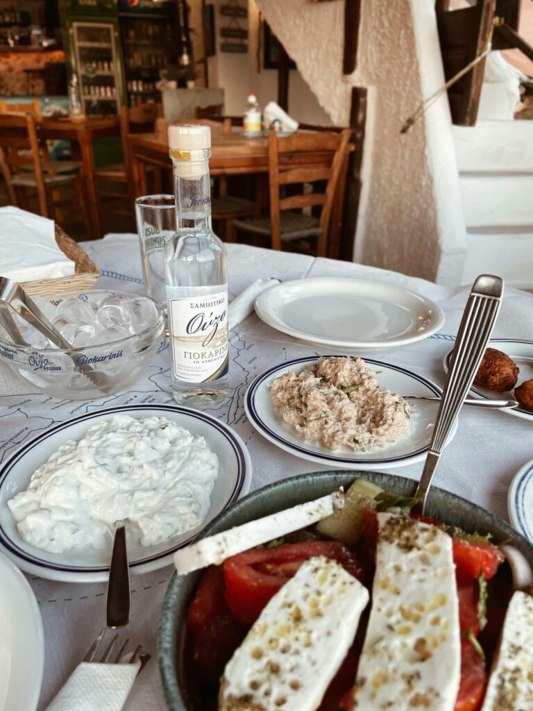 Repas traditionnel grec avec ouzo, tzatziki, salade grecque et mezzés