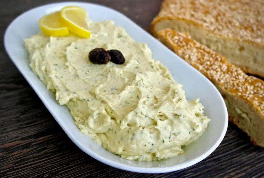 Recette de Taramasalata sur une assiette blanche