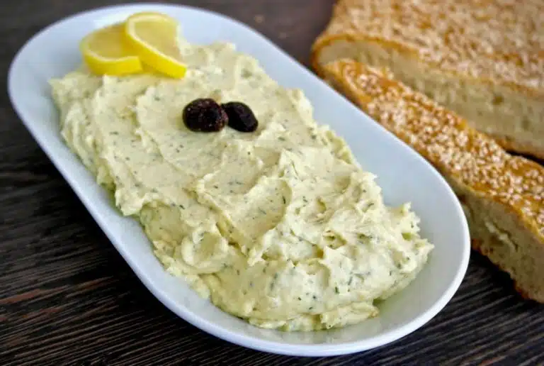 Recette de Taramasalata sur une assiette blanche