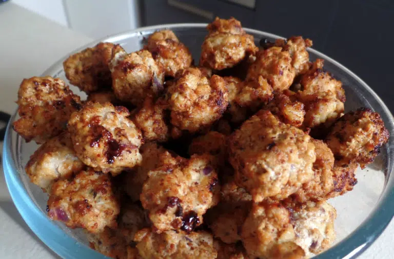 Recette de Keftedes maison dans un bol en verre