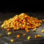 Vegan superfood γύρη σε σχιστόλιθο σε μαύρο φόντο