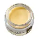 Pot ouvert de crème hydratante riche et crémeuse pour le visage