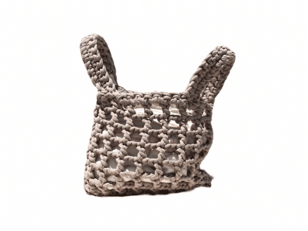 Vue latérale du sac crochet beige Thalia – fait main – The Mama Made