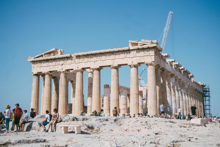 Acropole d'Athènes en plein jour avec un grand ciel bleu