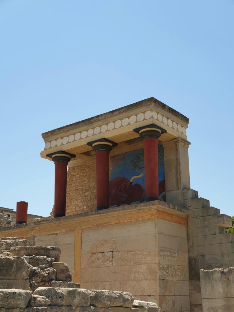 Les vestiges du Palais de Knossos sont toujours situés sur le site d'origine près d'Héraklion. Ce site a été partiellement restauré par l'archéologue Sir Arthur Evans au début du 20e siècle, permettant aux visiteurs de mieux comprendre sa grandeur d'origine.