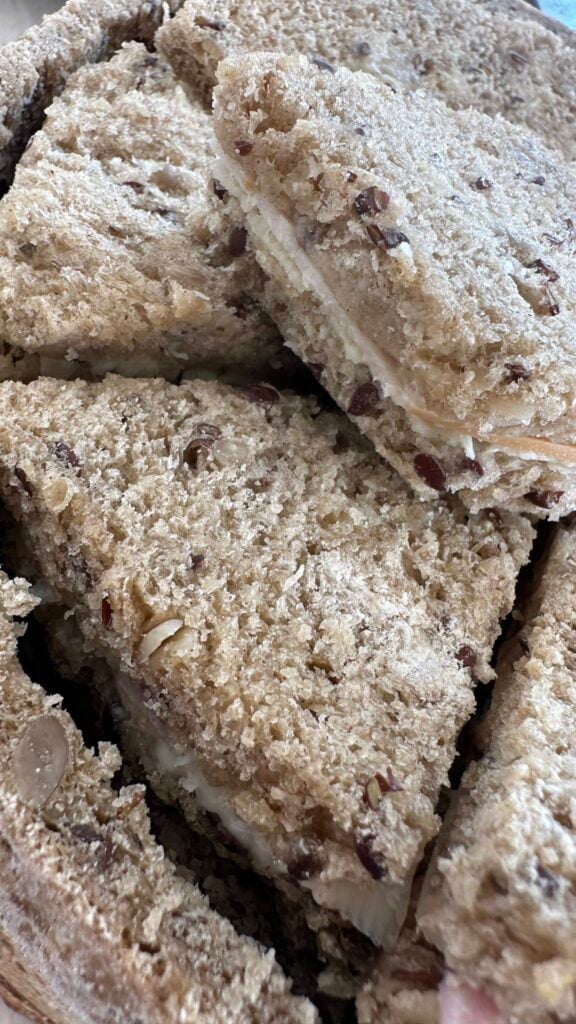 Pain surprise aux céréales garni de sandwichs variés pour apéritif