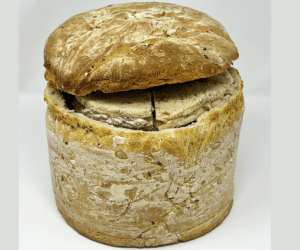 Pain surprise maison garni, présentation ronde et rustique