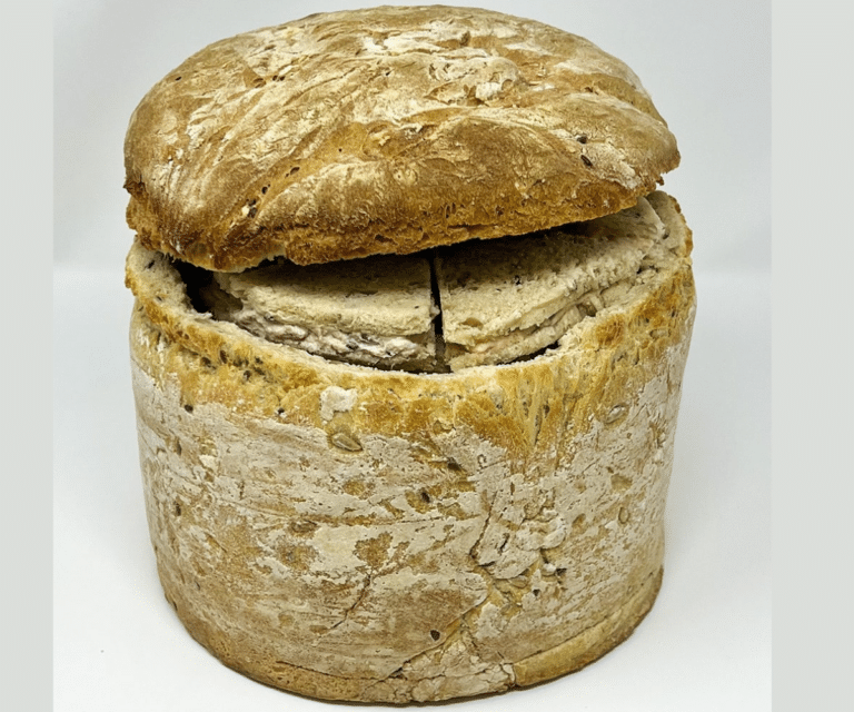 Pain surprise maison garni, présentation ronde et rustique