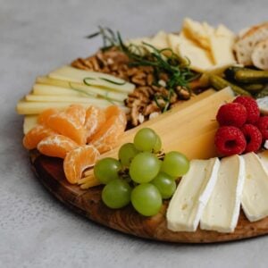 Plateau de fromages variés avec fruits frais et noix