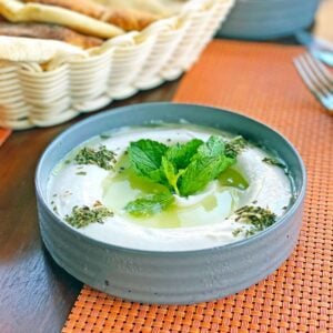 Tzatziki grec traditionnel avec huile d’olive et menthe fraîche