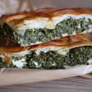 Spanakopita grecque traditionnelle, tourte feuilletée aux épinards et feta, spécialité culinaire de Grèce