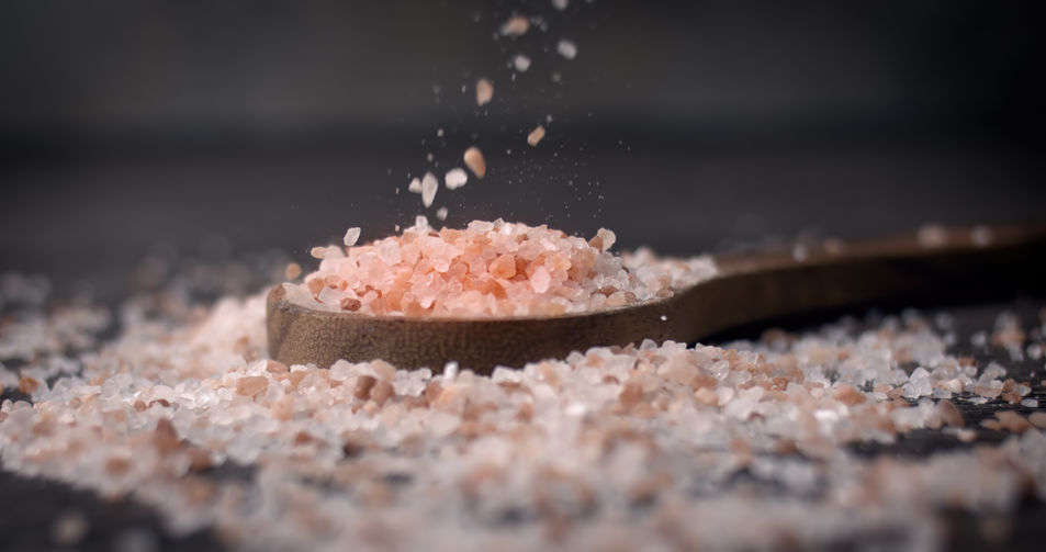 Greek salt, harvested for thousands of years on the sunny shores of the Mediterranean, is much more than just a condiment.
It embodies ancestral know-how and an intimate link with the sea.
Used in cooking since Antiquity, Greek sea salt is distinguished by its purity and richness in minerals.