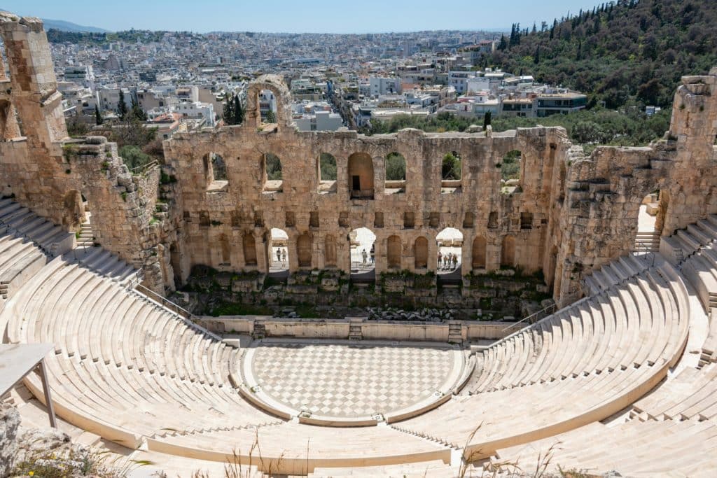 Θέατρο Ηρώδου Αττικού στην Αθήνα με θέα στην πόλη