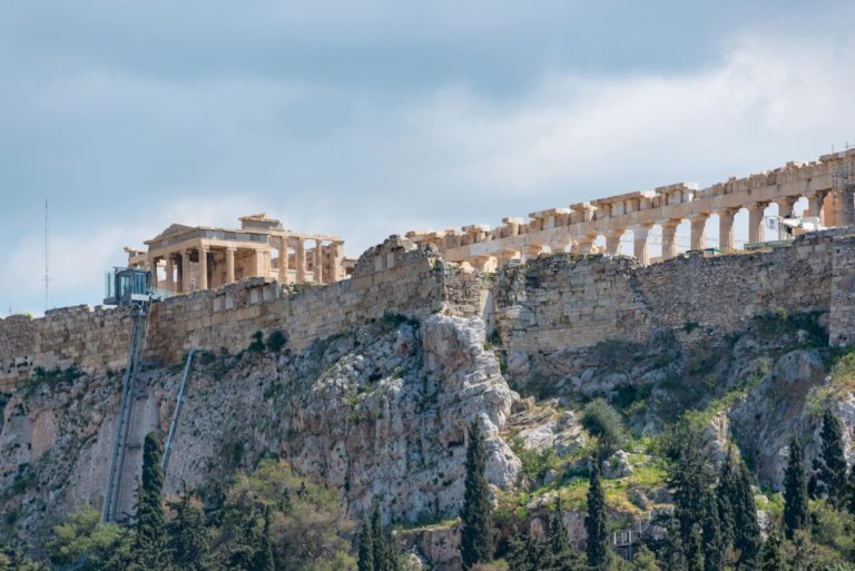 Vue de l'Acropole d'Athènes avec le Parthénon sur une colline rocheuse sous un ciel nuageux. Growy and Tasty