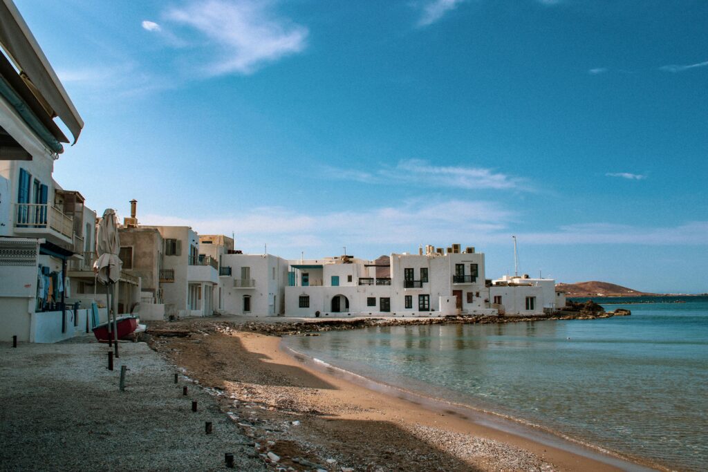 Those in search of authenticity may prefer a traditional guesthouse in Lefkes or a private villa overlooking the sea, offering a more intimate experience.
Seaside campsites, such as Krios Beach, are also popular with young people and families, offering a natural and economical setting for exploring the island.