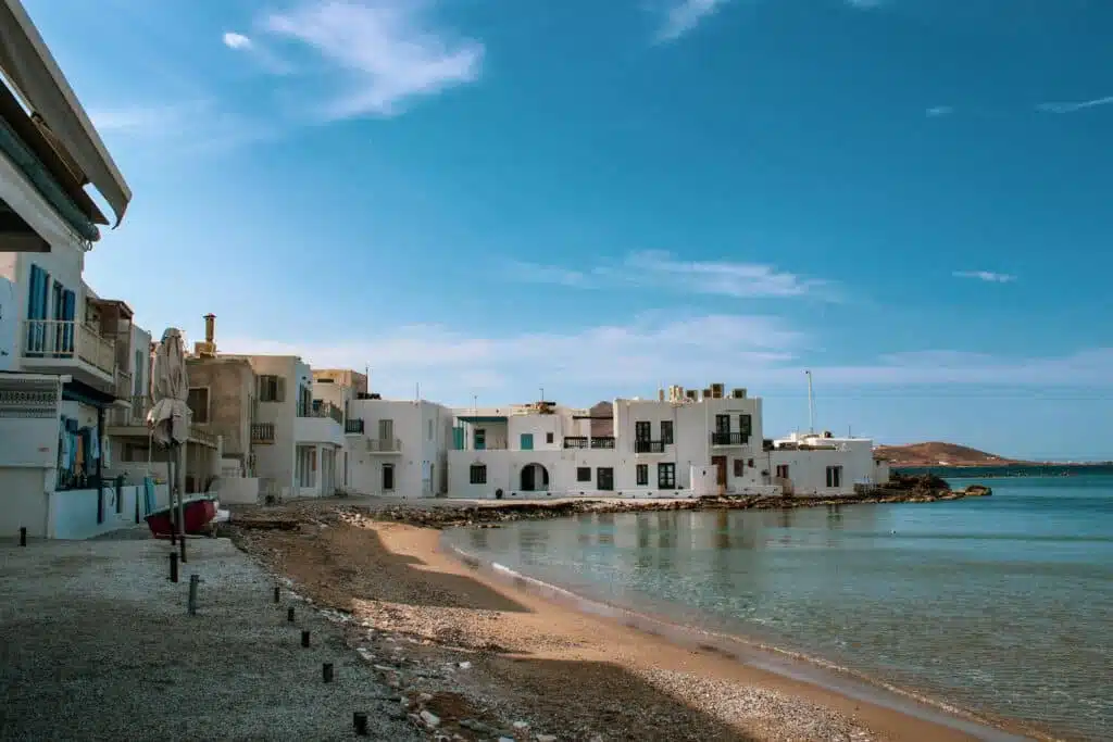 Ceux en quête d'authenticité préfèreront peut-être une maison d'hôtes traditionnelle à Lefkes ou une villa privée avec vue sur la mer, offrant une expérience plus intime. Les campings en bord de mer, comme celui de Krios Beach, sont également populaires pour les jeunes et les familles, offrant un cadre naturel et économique pour explorer l'île de Paros.