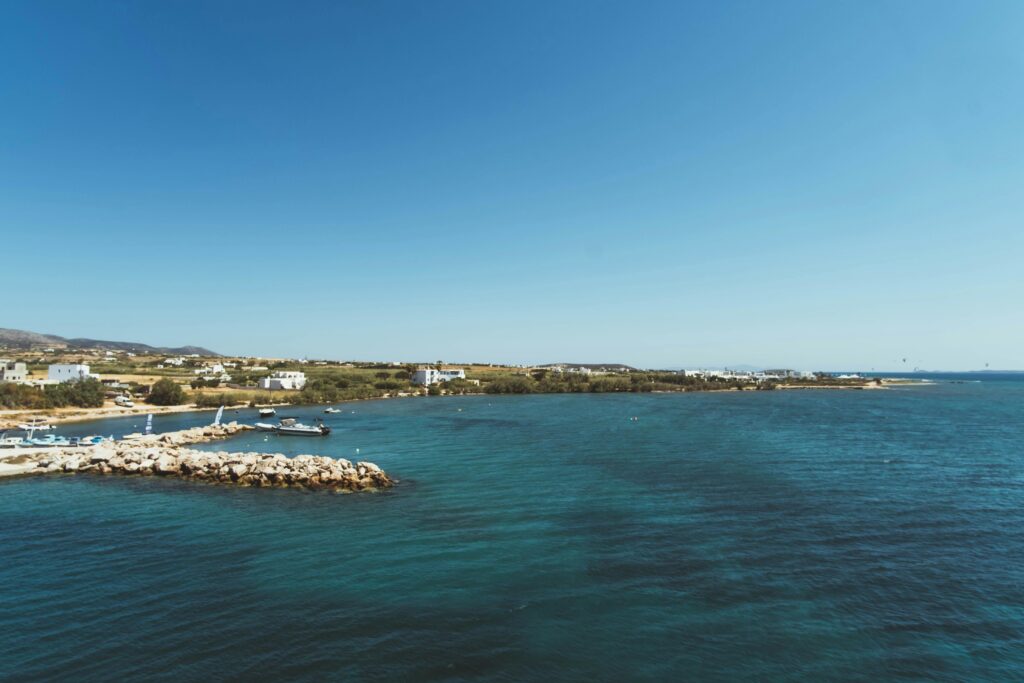 aros est un véritable paradis pour les randonneurs, avec des sentiers traversant des paysages variés, des montagnes verdoyantes aux plages isolées. Le sentier byzantin, reliant Lefkes à Prodromos, est un itinéraire emblématique qui permet de découvrir la nature sauvage de l'île tout en explorant son riche patrimoine culturel.