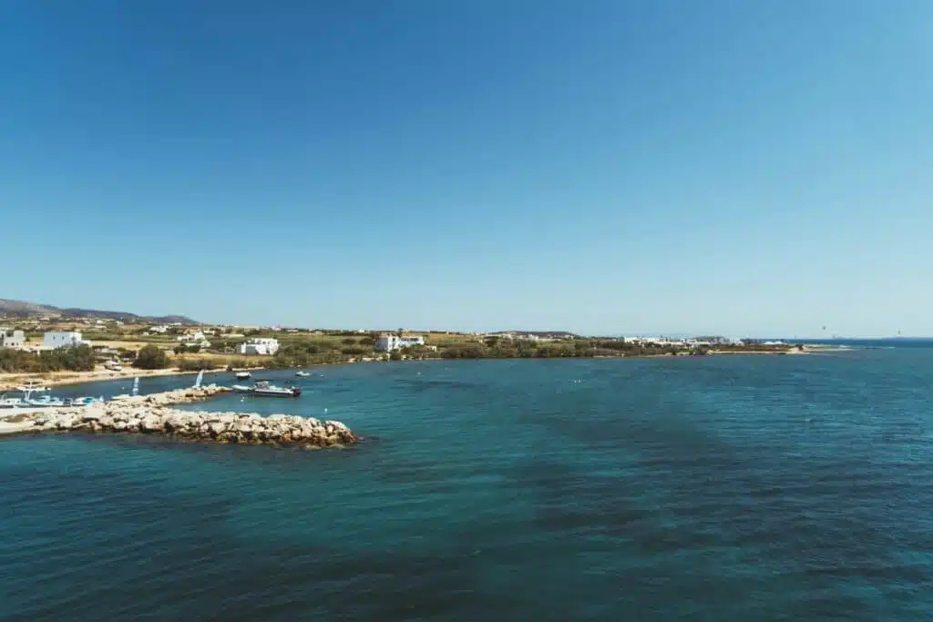 aros est un véritable paradis pour les randonneurs, avec des sentiers traversant des paysages variés, des montagnes verdoyantes aux plages isolées. Le sentier byzantin, reliant Lefkes à Prodromos, est un itinéraire emblématique qui permet de découvrir la nature sauvage de l'île tout en explorant son riche patrimoine culturel.