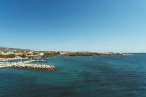 aros est un véritable paradis pour les randonneurs, avec des sentiers traversant des paysages variés, des montagnes verdoyantes aux plages isolées. Le sentier byzantin, reliant Lefkes à Prodromos, est un itinéraire emblématique qui permet de découvrir la nature sauvage de l'île tout en explorant son riche patrimoine culturel.