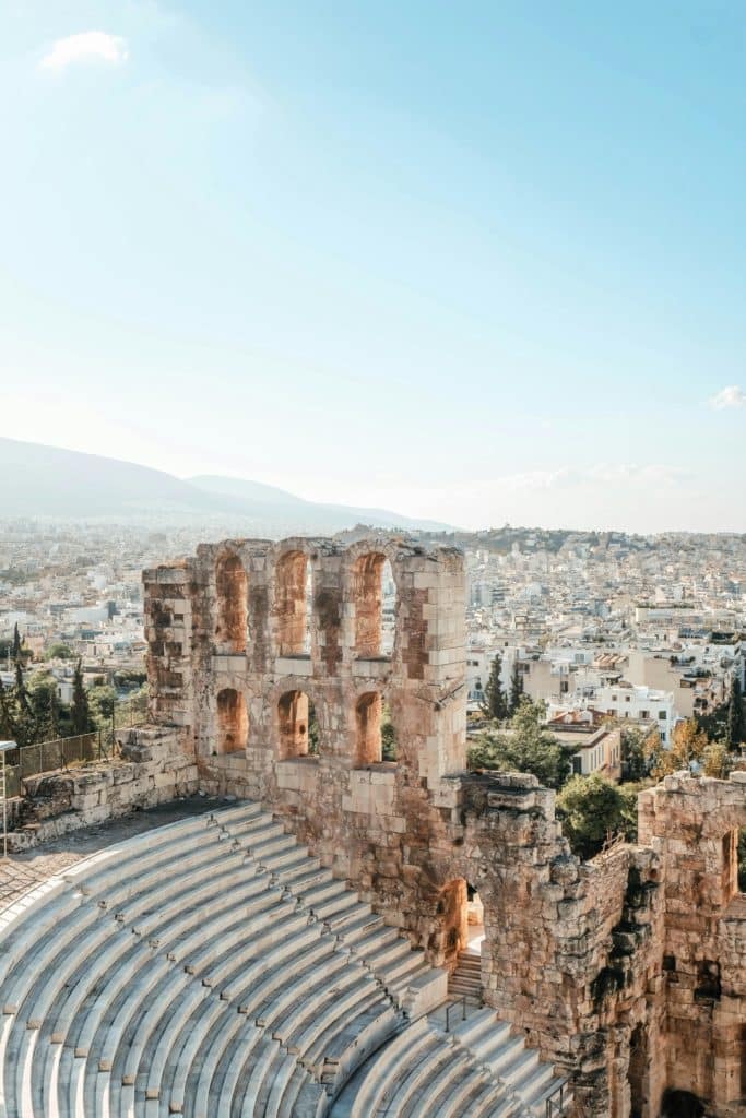 Vue du Théâtre d'Hérode Atticus avec Athènes en arrière-plan sous un ciel clair