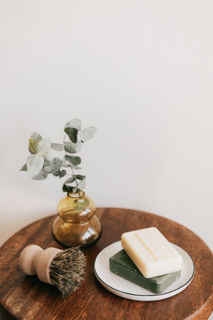 Over the centuries, Greek soap has evolved to adapt to consumer tastes and needs, while remaining true to its roots.
While early versions were essentially functional, modern Greek soaps have diversified in terms of fragrances and textures.