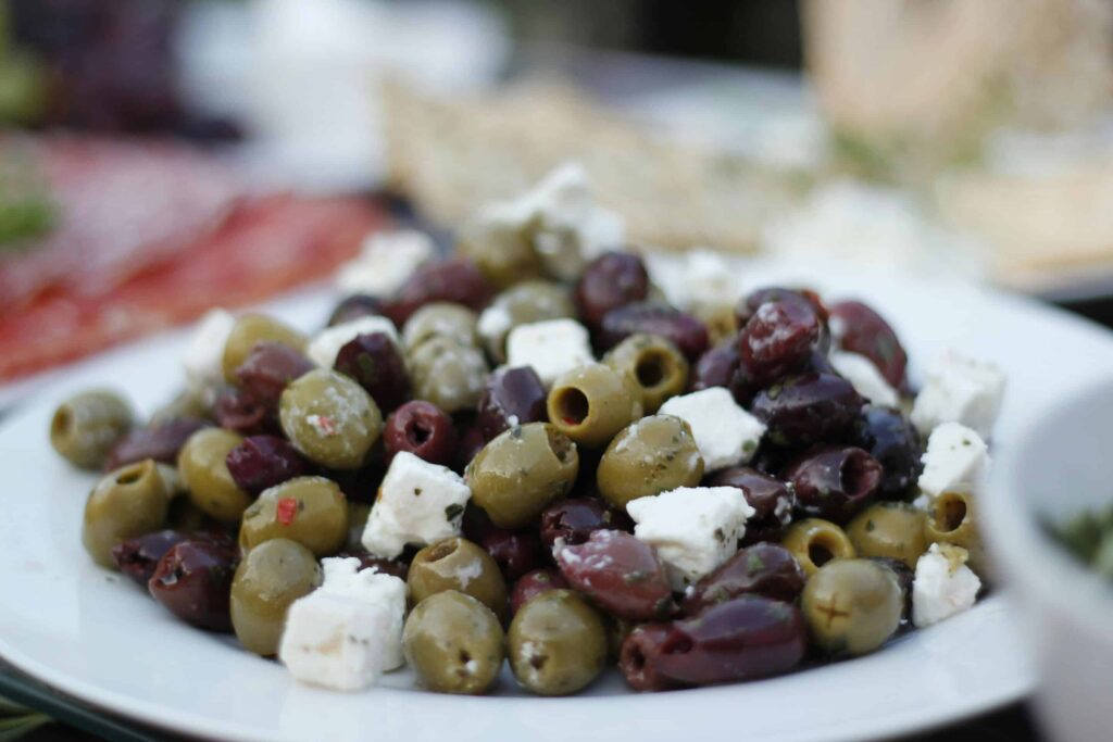 Assiette d’olives grecques mélangées avec des dés de feta traditionnelle.