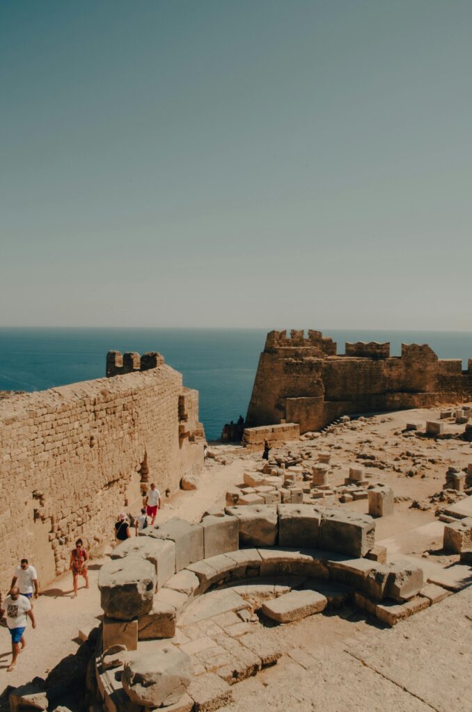 Rhodes est animée tout au long de l’année avec divers événements culturels et festivals. Le festival médiéval de Rhodes en juin célèbre le patrimoine de l’île avec des reconstitutions historiques. Les mois d’avril à octobre sont les plus propices pour profiter du climat ensoleillé et explorer l’île en toute quiétude. Visiter en mai ou septembre permet d’éviter la haute saison tout en profitant d’un temps agréable. Rhodes offre un parfait équilibre entre détente, découverte culturelle et plaisir gastronomique.