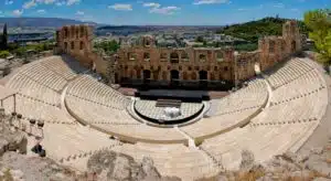 Théâtre d'Hérode Atticus à Athènes avec vue panoramique sur la ville et les collines environnantes