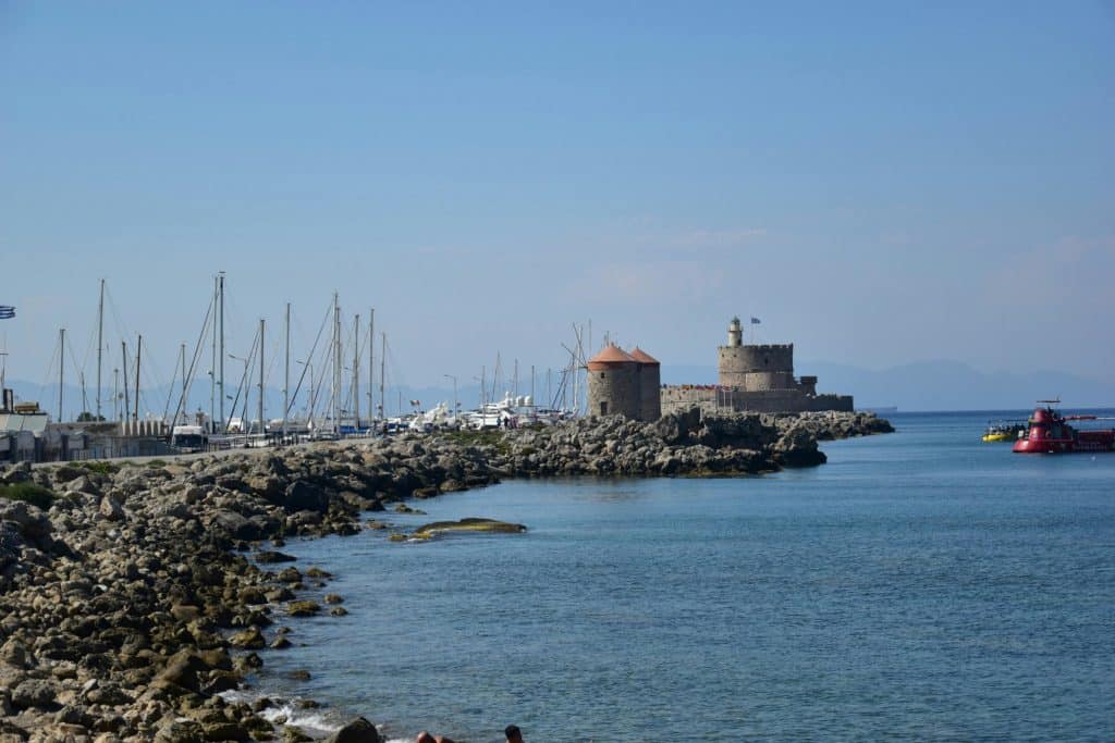 Το Παλάτι των Μεγάλων Διδασκάλων βρίσκεται στην καρδιά της μεσαιωνικής πόλης της Ρόδου, μνημείο παγκόσμιας κληρονομιάς της UNESCO.