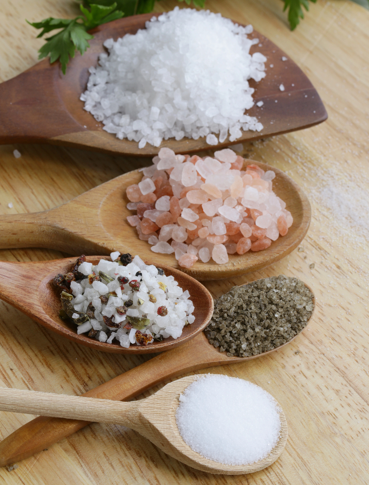 Salt harvesting in Greece follows traditional methods that have hardly changed over the centuries.
The process begins with the evaporation of seawater in shallow basins, thanks to the combined action of sun and wind.
As the water evaporates, salt crystals form on the surface.