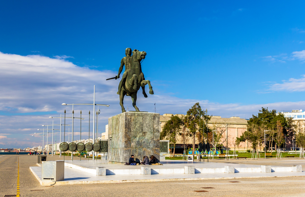 Thessalonique est célèbre pour ses monuments historiques, ses musées de renommée mondiale, et son ambiance vibrante qui attire autant les passionnés de culture que les amateurs de vie nocturne.