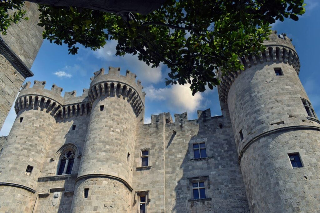 Vue du Palais des Grands Maîtres à Rhodes, montrant les tours médiévales et les détails architecturaux