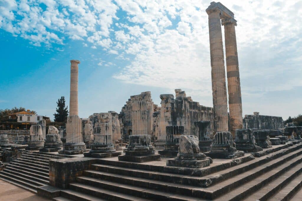 Le Temple d’Apollon à Delphes occupe une place centrale dans la mythologie grecque. Apollon, dieu de la lumière, de la musique, de la vérité et de la prophétie, dominait ce site sacré, où la célèbre Pythie transmettait ses prophéties aux pèlerins. Cette connexion entre le divin et les mortels n'était pas seulement une question de foi religieuse mais était intégrée dans le tissu même de la politique et de la société grecque. Les décisions cruciales, allant des guerres aux affaires domestiques, étaient influencées par les prédictions de l'oracle. Pour les anciens Grecs, le temple n'était pas un simple lieu de prière ; il représentait une voie directe vers le savoir divin et la sagesse. Il était également un symbole de la victoire d’Apollon sur le serpent Python, une créature mythique qui gardait l’oracle avant d’être vaincue par le dieu. Ce mythe fondateur soulignait la puissance protectrice et bienveillante d'Apollon sur le lieu, renforçant encore le caractère sacré de ce temple.