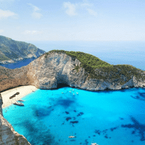 Plage de Navagio à Zakynthos avec sable blanc et eau turquoise