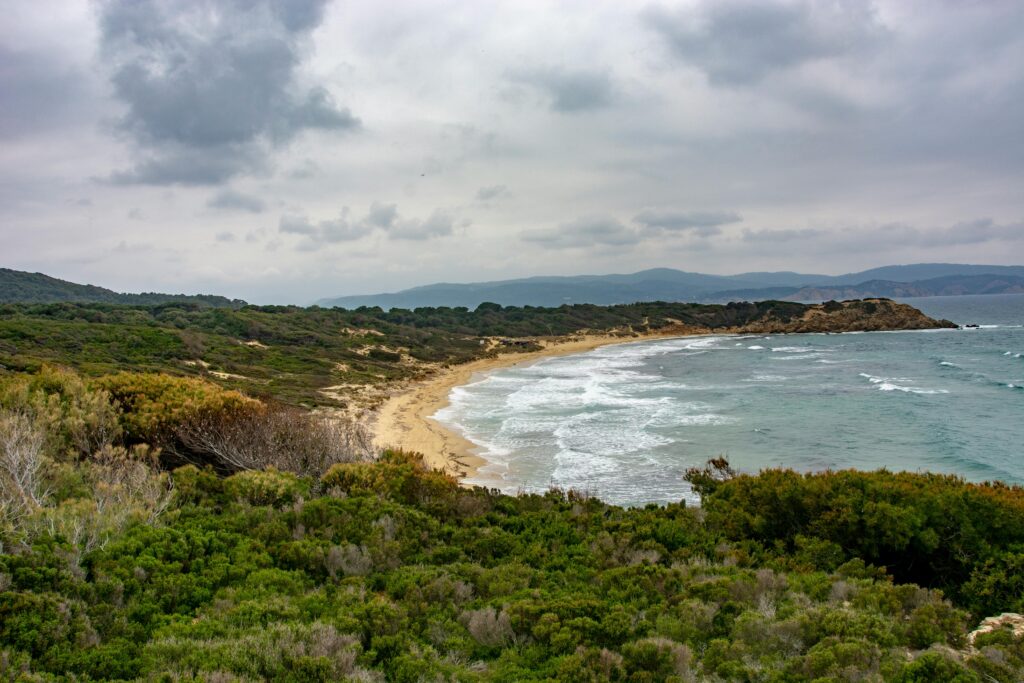 Skiathos : L’Île des Sporades Entre Nature et Modernité